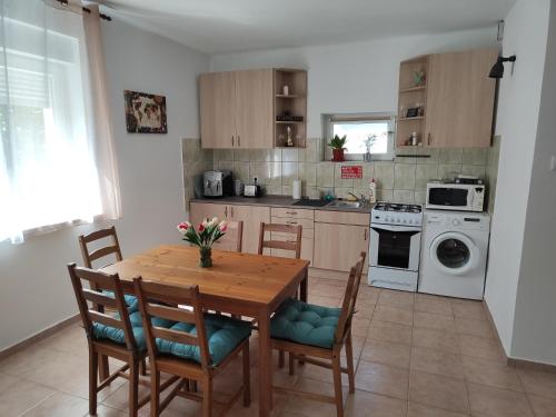 Kitchen, Tulipan Vendeghaz Harta in Bölcske