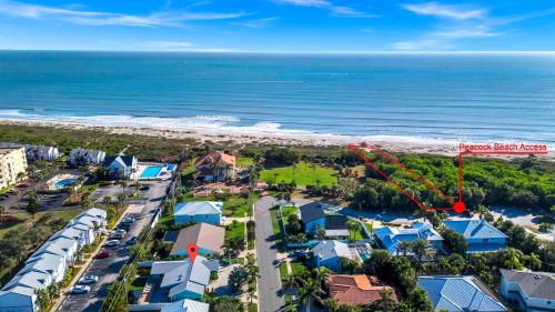 Ocean house with Hot Tub and Heated pool ! Beach 1 minute walk !, Cape Canaveral