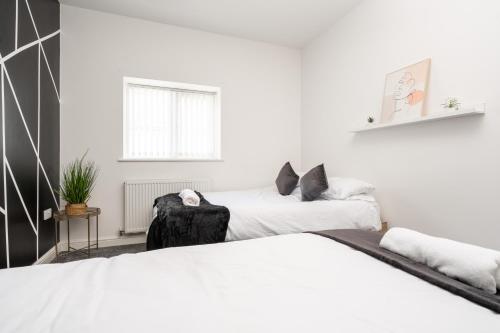 Huge Apartment - 8 Beds - Free Parking - Long Stays!, Liverpool (photo 8)
