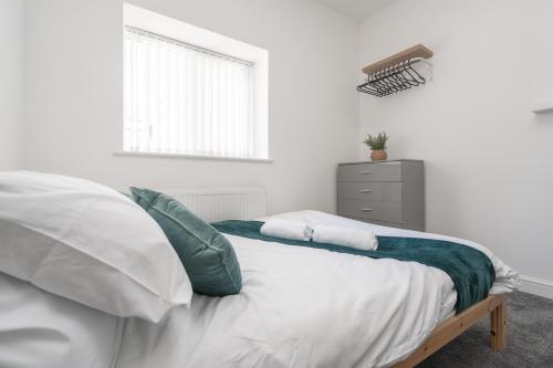 Huge Apartment - 8 Beds - Free Parking - Long Stays!, Liverpool (photo 9)
