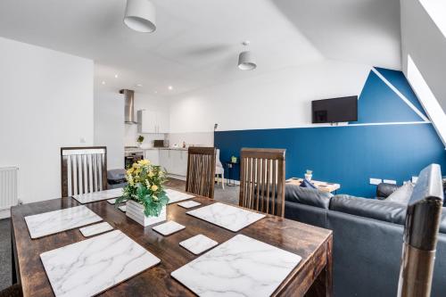 Huge Apartment - 8 Beds - Free Parking - Long Stays!, Liverpool (photo 3)