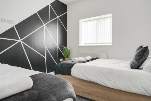 Huge Apartment - 8 Beds - Free Parking - Long Stays!, Liverpool (photo 6)