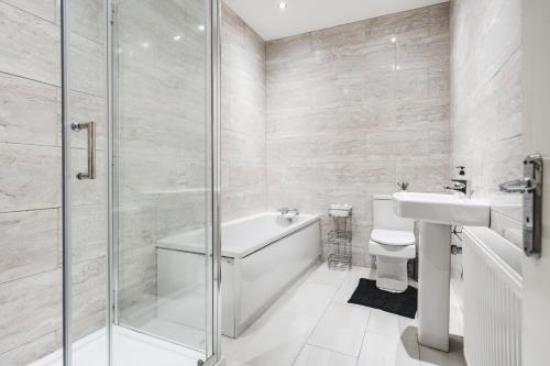 Huge Apartment - 8 Beds - Free Parking - Long Stays!, Liverpool (photo 10)
