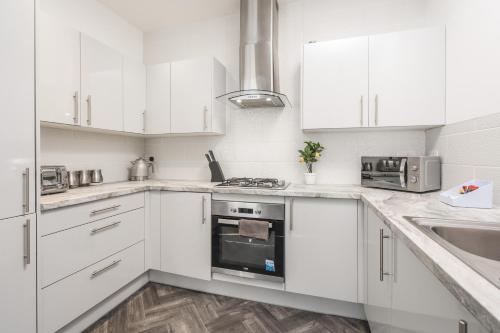 Huge Apartment - 8 Beds - Free Parking - Long Stays!, Liverpool (photo 4)