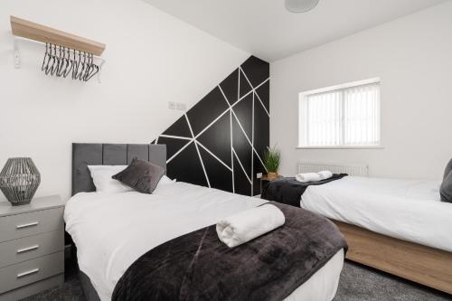 Huge Apartment - 8 Beds - Free Parking - Long Stays!, Liverpool (photo 5)