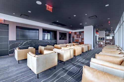 Közös társalgó / TV, Luxury 2 BR Apt with Gym and Pool in New Rochelle (New York)