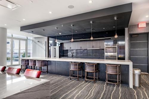 Közös társalgó / TV, Luxury 2 BR Apt with Gym and Pool in New Rochelle (New York)