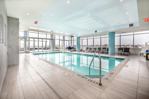 Úszómedence, Luxury 2 BR Apt with Gym and Pool in New Rochelle (New York)