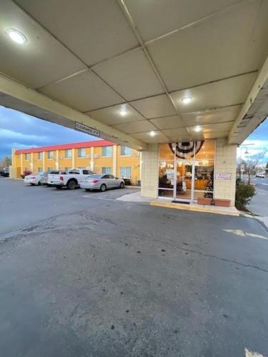High Desert Inn - image 12