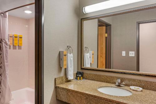 Best Western Landmark Inn - image 11