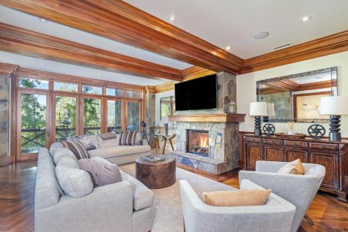 Apartment with Mountain View