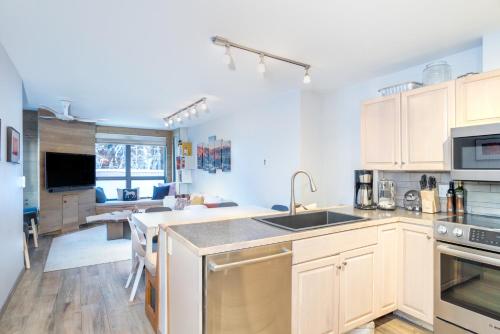 Three-Bedroom Apartment room in One block walk to gondola ski lockers downstairs River Trail close by!