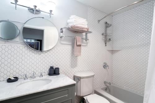 Three-Bedroom Apartment image 9