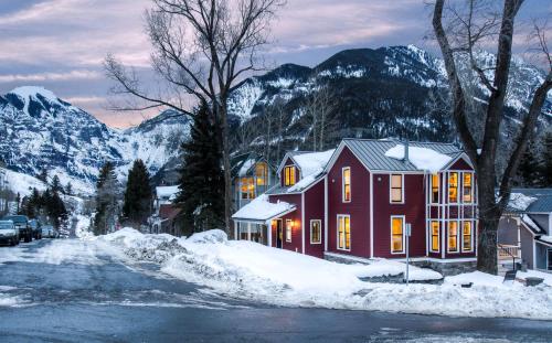 Luxury at Miles High, with 2 Free Ski Passes in เตลลูไรด์ (CO)