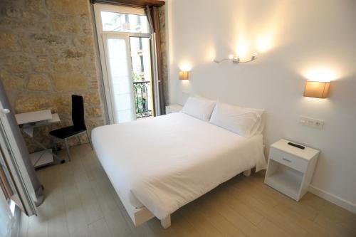 Superior Double Room with City View image 7