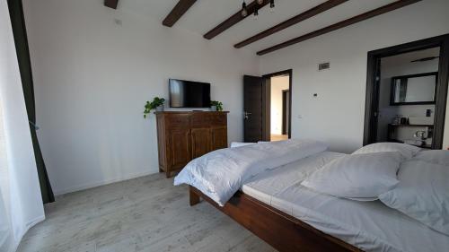 Conacu' Lacului Brebu Conacu' Lacului Brebu