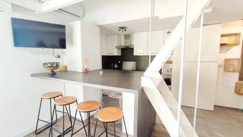 Kitchen, Charmant appartement a 50m des plages near Pizza du Fournas