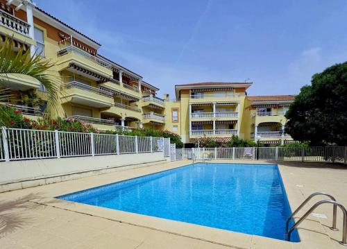 Swimming pool, Charmant appartement a 50m des plages near Pizza du Fournas