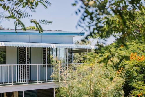 Sharon - Pet Friendly Beach Cottage in Town - Holiday Yamba, Yamba