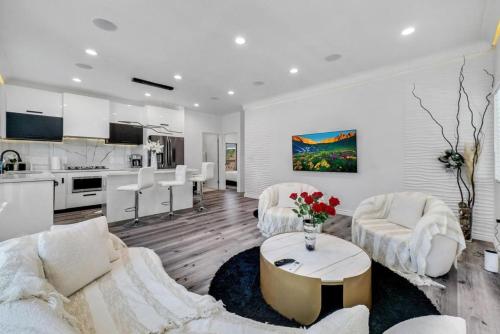 Luxury 2 separated Villa in Huntington Beach in Newland