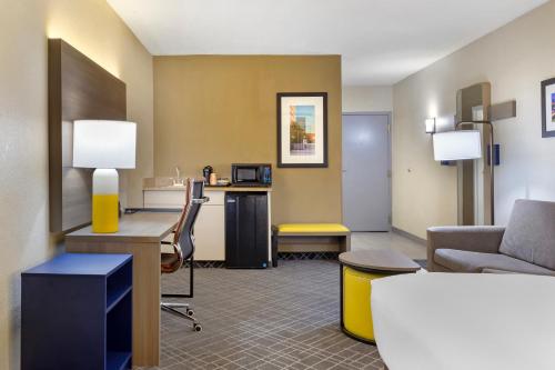 Comfort Suites Hanes Mall - image 14