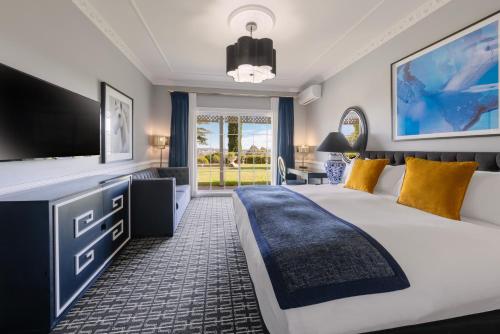 2 twin beds