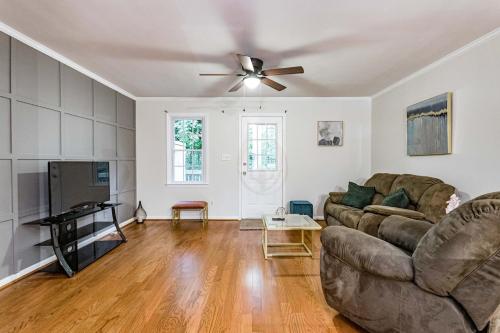 Modern 2 en suite townhome near DT Raleigh