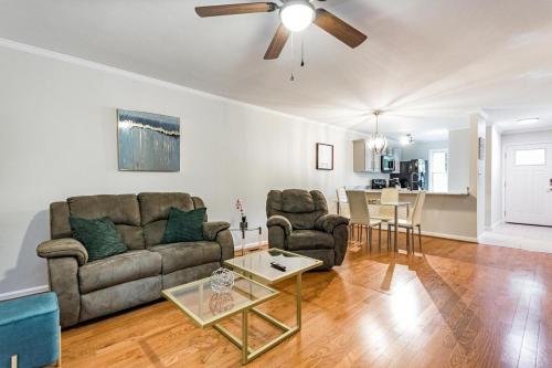 Modern 2 en suite townhome near DT Raleigh