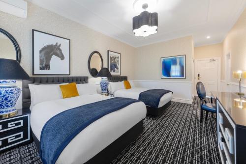2 queen beds