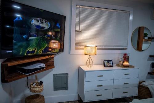 Downtown 1BR Tampa Cottage for 4 Has Power in Tampa, USA