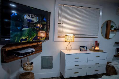 Downtown 1BR Tampa Cottage for 4 Has Power in Tampa, USA
