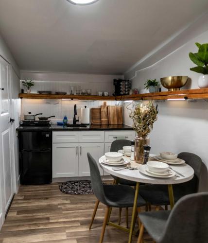 Downtown 1BR Tampa Cottage for 4 Has Power in Tampa, USA