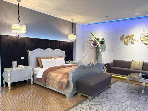 Deluxe Double Room with Pool View and Karaoke Facilities (Check-in after 18:00) room in Xiadu Motel