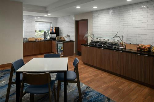 Fairfield by Marriott Inn & Suites Portland South/Lake Oswego - 식음료(F&B)