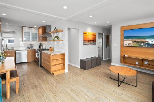 Ocean Beach Retreat, 3BR Newly Remodeled, Steps to Beach and Boardwalk in San Diego, USA