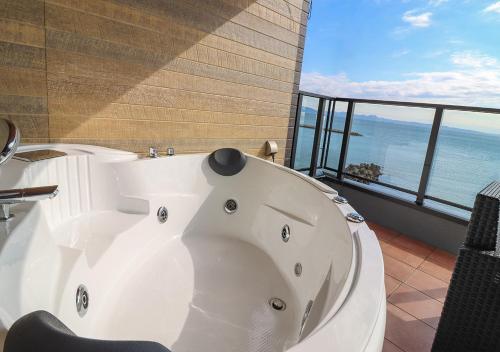 온수 욕조, Le Grand Bleu Resort Nagasawa l テラスでゆったりオーシャンビュー ペット小型犬OK 無料駐車場付 (Le Grand Bleu Resort Nagasawa l テラスでゆったりオーシャンビュー ペット小型犬OK 無料駐車場付) in 쓰쿠이