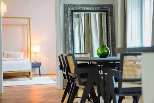 8 Minutes to Inner City I 5 Min walk to Metro I Wifi