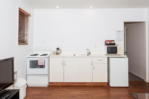 Kitchen, Casino Court Motor Lodge in Merivale
