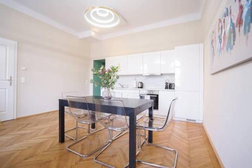 8 Minutes to Inner City I 5 Min walk to Metro I Wifi