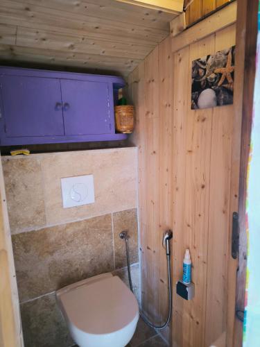 Vannas istaba, Belle roulotte avec espace bien-être - Sisteron - Gap - Alpes (Belle roulotte avec espace bien-etre - Sisteron - Gap - Alpes) in Turriers