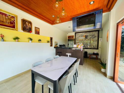 Phueng Luang Hotel & Beach