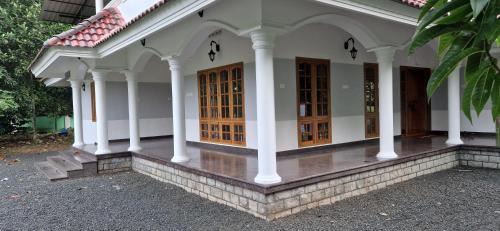 Oak springs Riverside home 3 bed Room in Aranmula