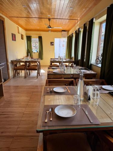 Restaurant, The Vintage Hill Village in Kanatal