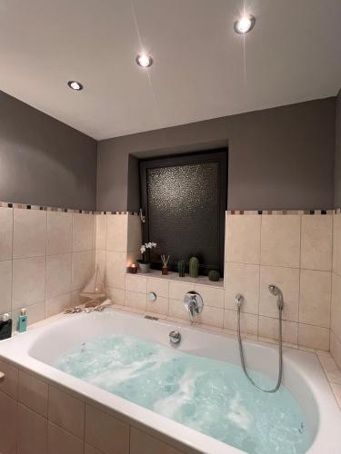 Pezsgőfürdő, Stay Nice Thermen-Glück 3BR 100qm Whirlpool-Badewanne (Stay Nice Thermen-Gluck 3BR 100qm Whirlpool-Badewanne) in Bad Aibling