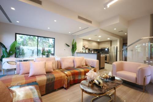 Stunning 4 Bed Villa, Private Pool, Damac Hills
