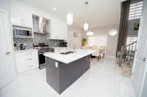 Entire Luxury 4-Bedroom Home with Indoor Fireplace in 尼斯庫