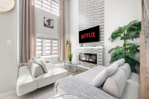 Entire Luxury 4-Bedroom Home with Indoor Fireplace in 尼斯庫