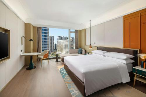 Deluxe King Room image 3