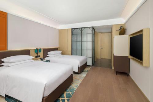Deluxe Double Room with Two Double Beds image 2