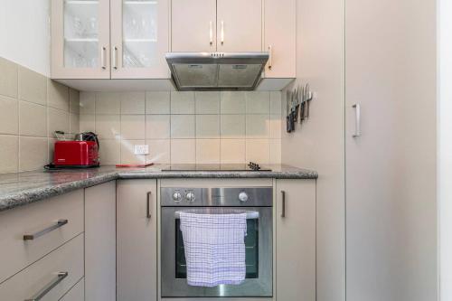 Kitchen, Crimson Clover - Cosy Retreat near Swinburne Uni in Hawthorn